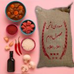 بسته برنج صدری هاشمی کشت دوم با طراحی گونی کنفی، در کنار مواد غذایی تازه شامل گوشت، برنج خام، ادویه، فلفل قرمز، سیر و قارچ بر زمینه صورتی