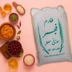 سته‌بندی سفید برنج طارم فجر سوزنی معطر تالش در کنار مواد غذایی طبیعی و سالم